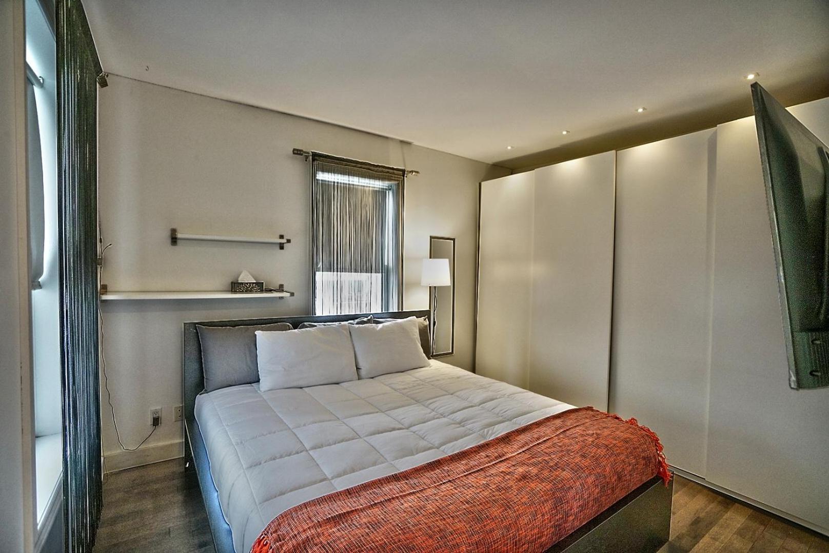 Appartamento Downtown Sherby - Central, Parking, King Bed, Sleeps 3 Sherbrooke Esterno foto