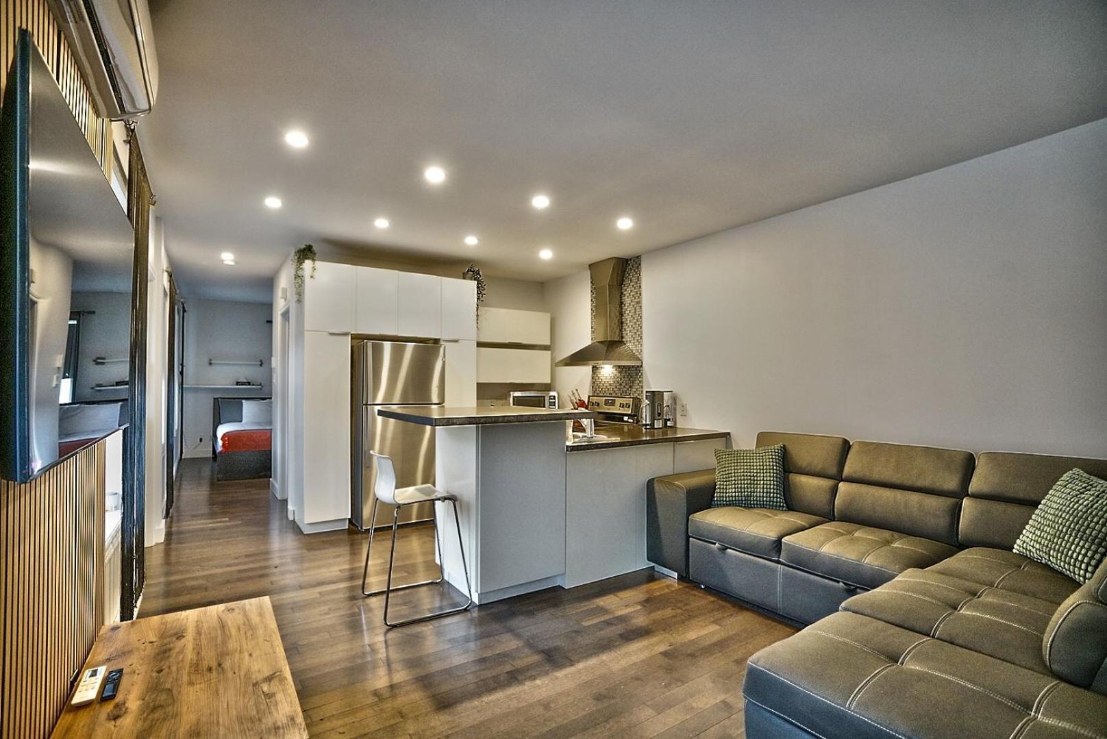 Appartamento Downtown Sherby - Central, Parking, King Bed, Sleeps 3 Sherbrooke Esterno foto